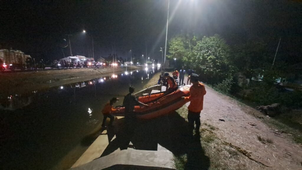 Petugas Basarnas Banten sedang mencari korban tenggelam di Sungai Nambol, Kabupaten Serang, (12/10) Foto: Dok. Humas Basarnas