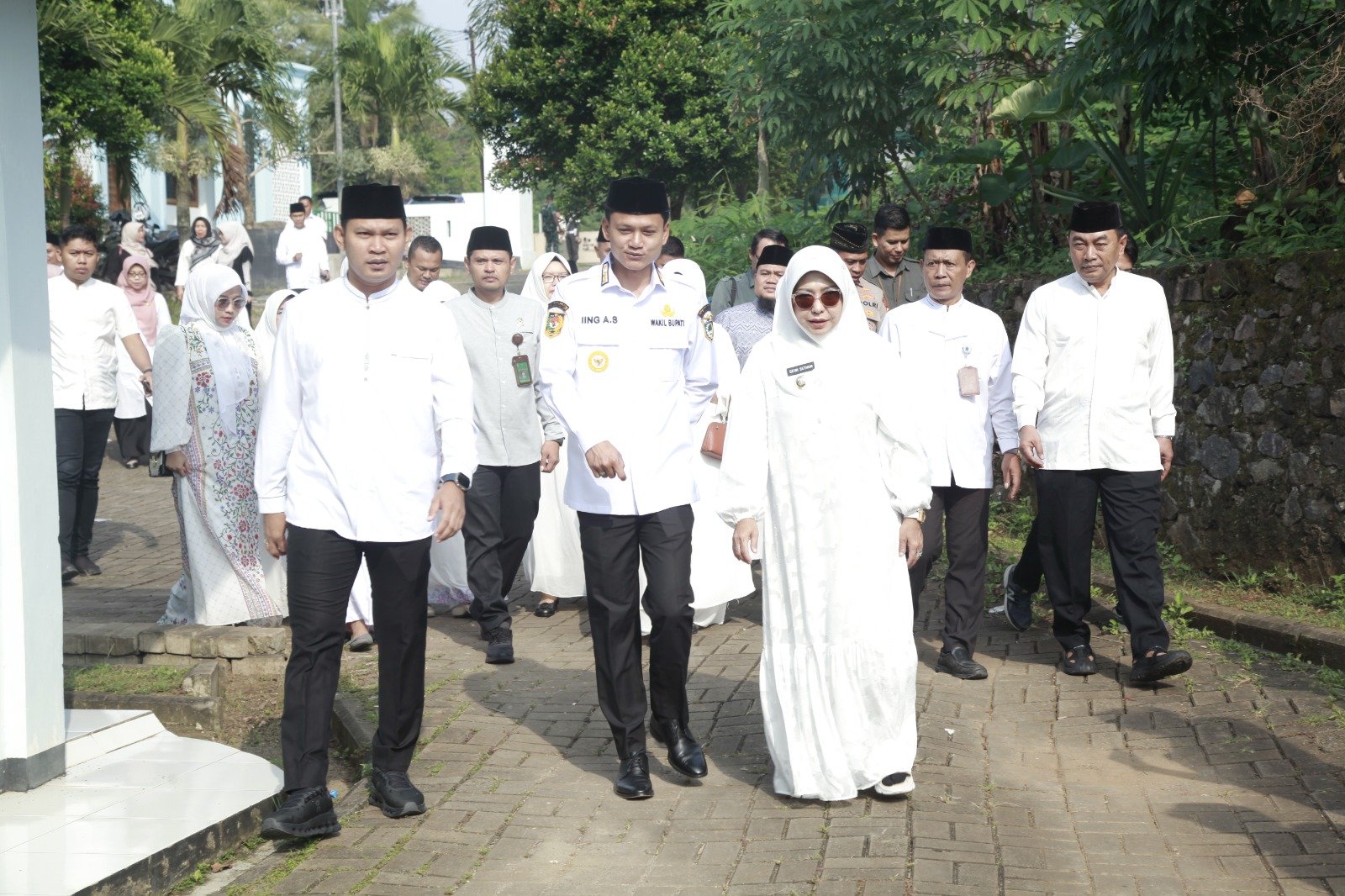 Bupati Pandeglang bersama rombongan berziarah